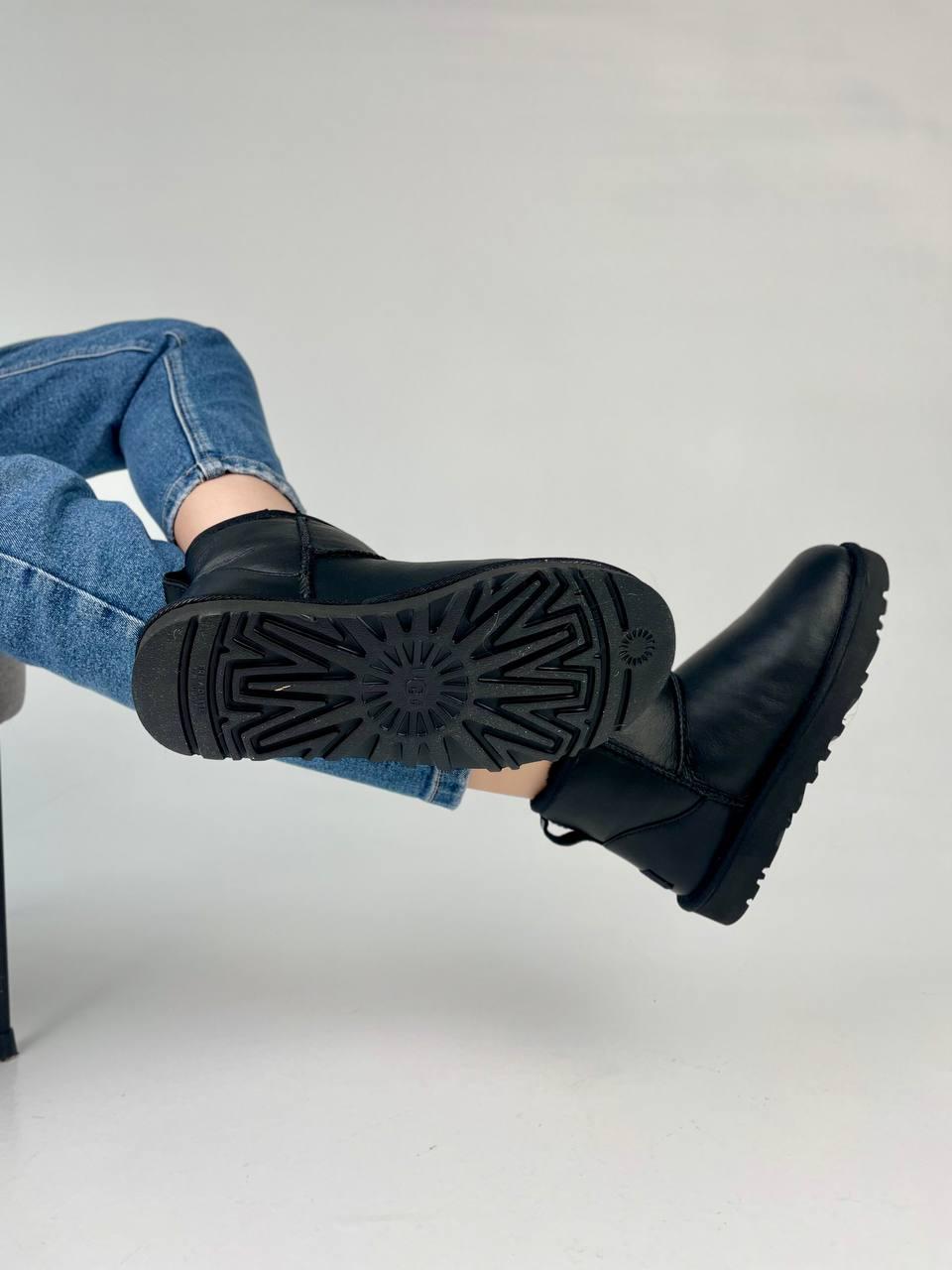 UGG Classic Mini Black v2
