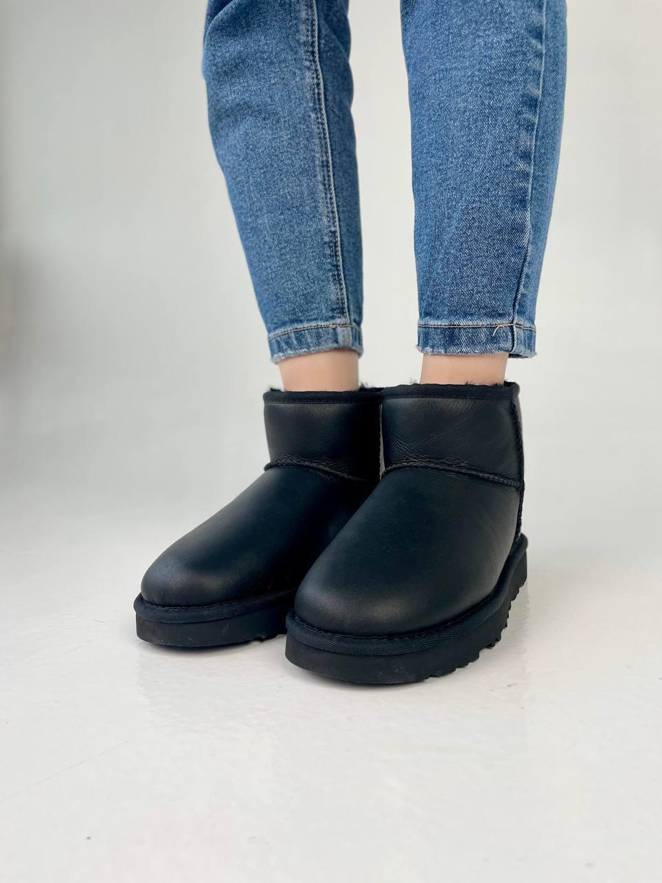 UGG Classic Mini Black v2