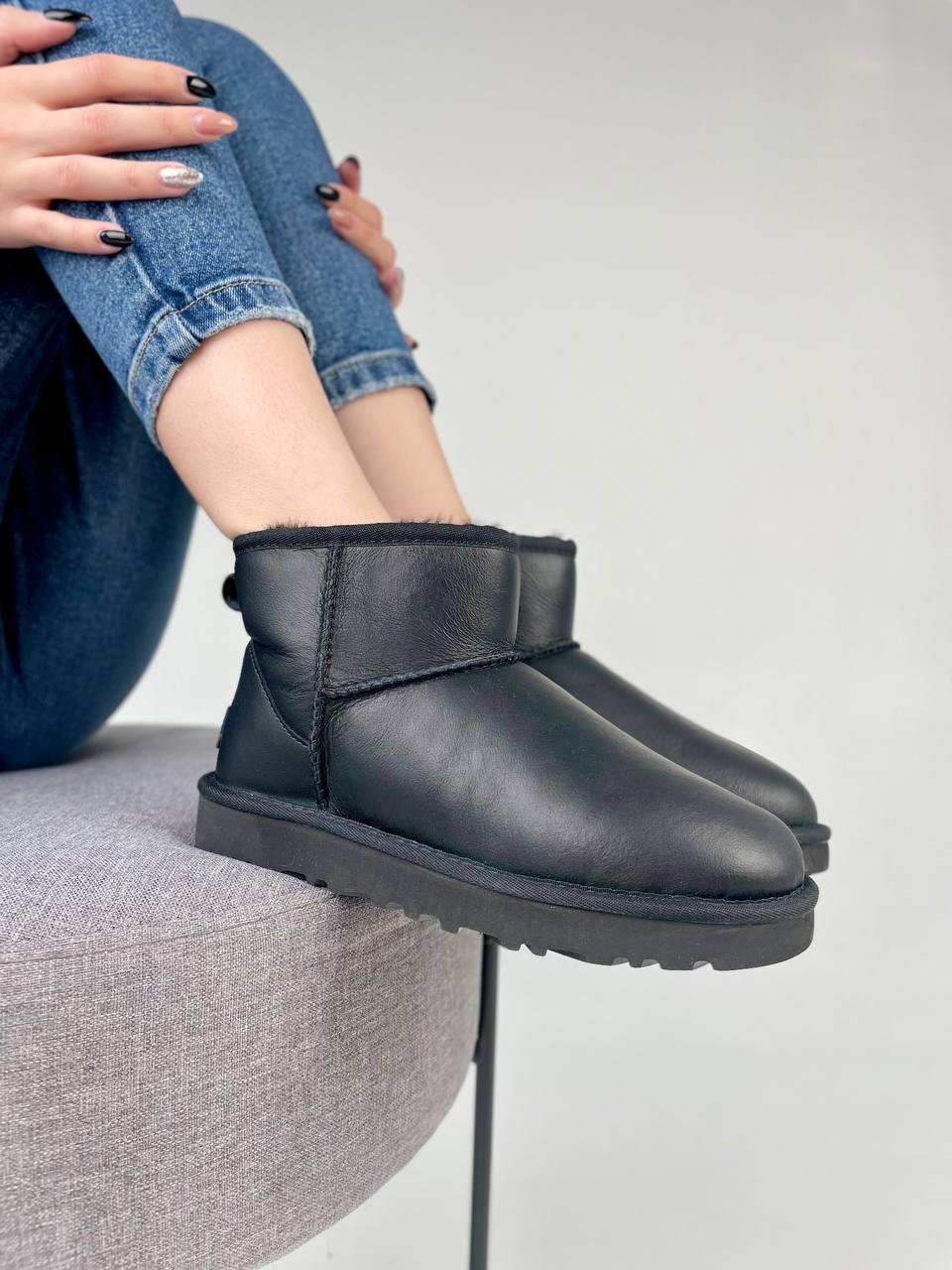 UGG Classic Mini Black v2