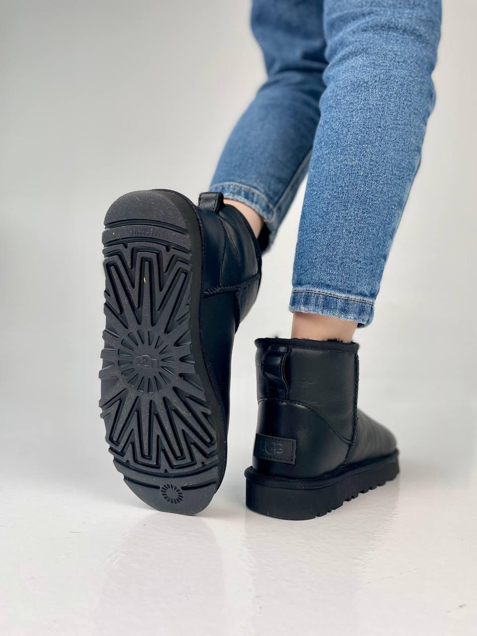 UGG Classic Mini Black v2