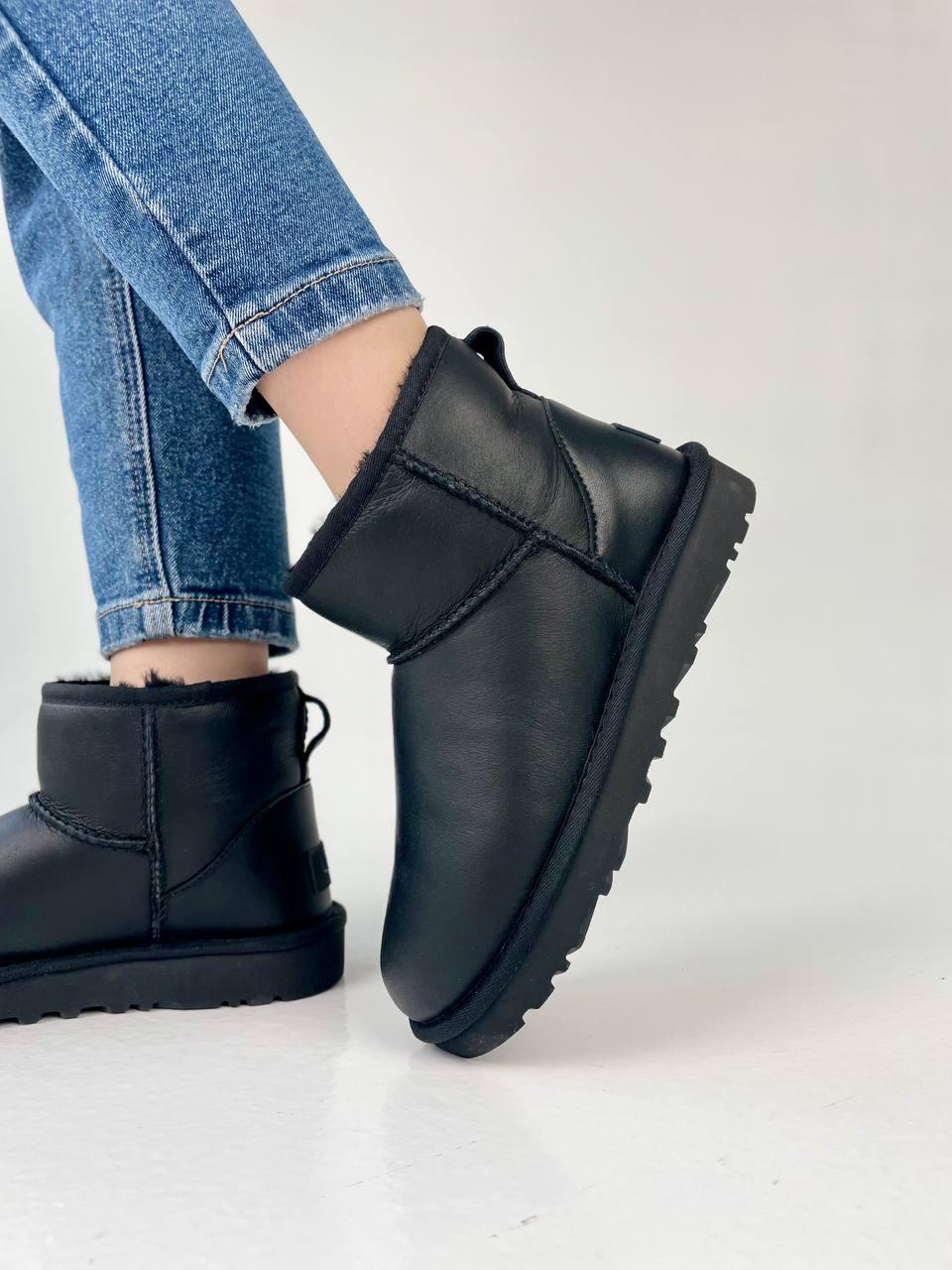 UGG Classic Mini Black v2