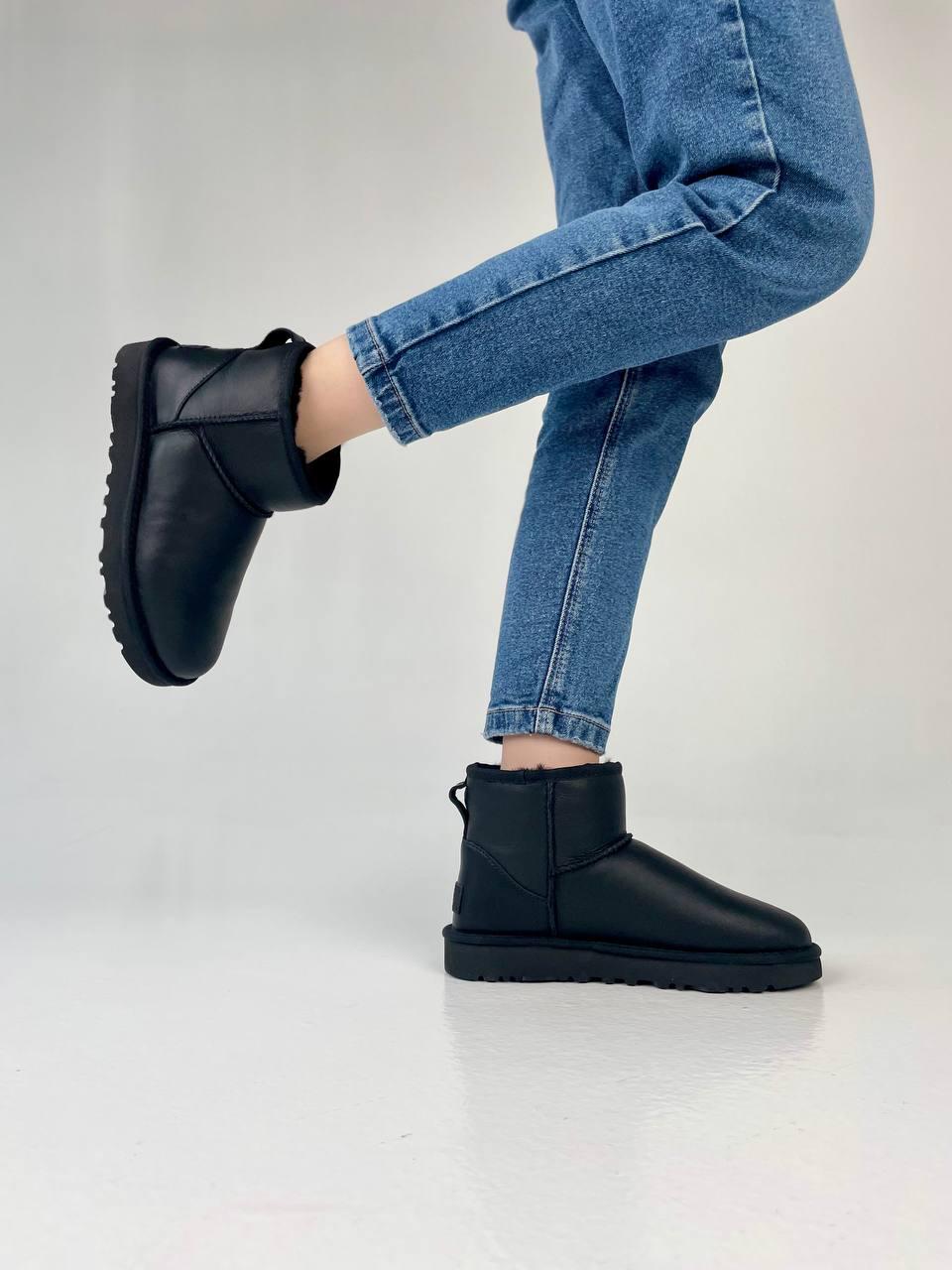UGG Classic Mini Black v2