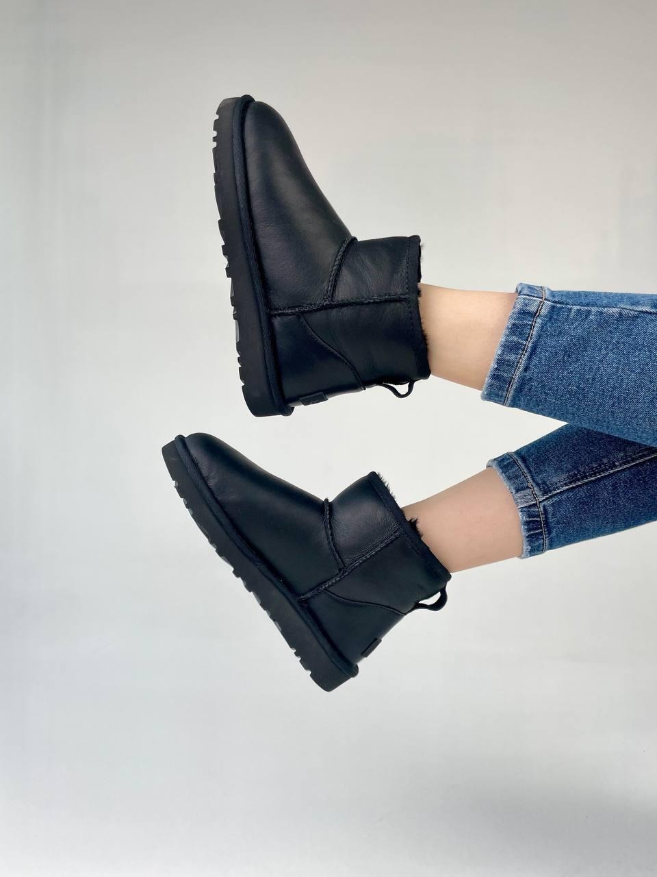 UGG Classic Mini Black v2
