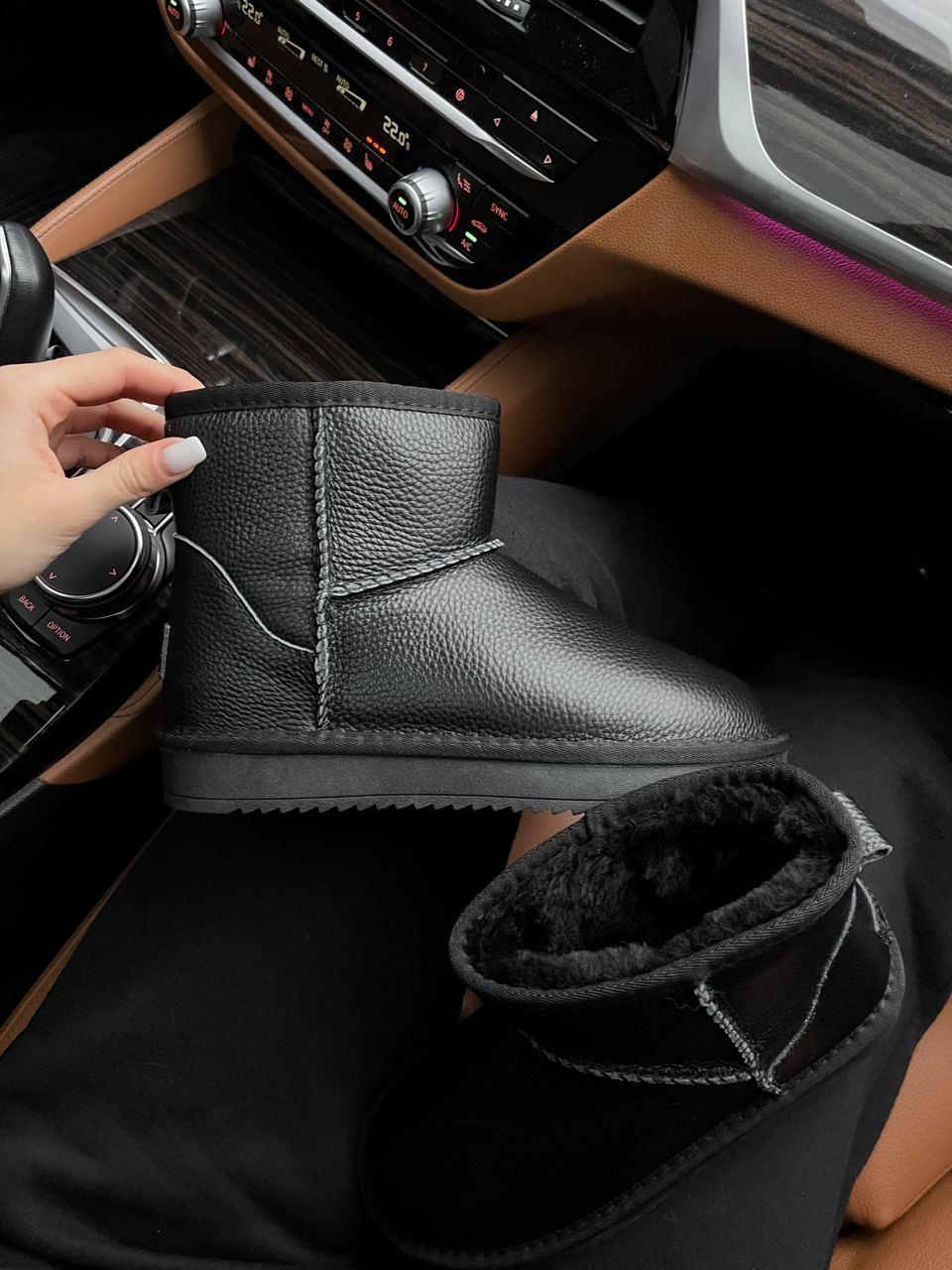 UGG Mini Black v2