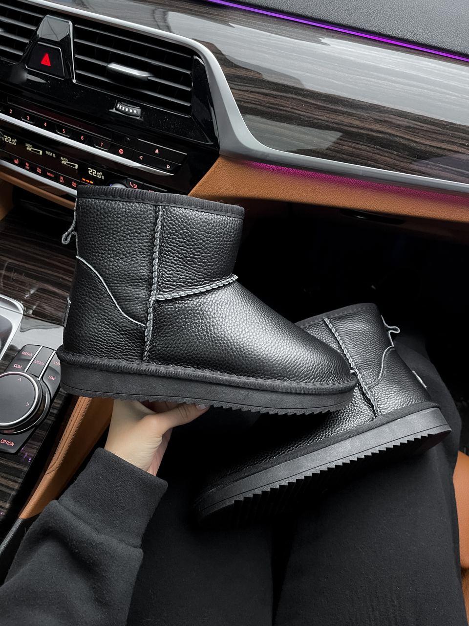 UGG Mini Black v2