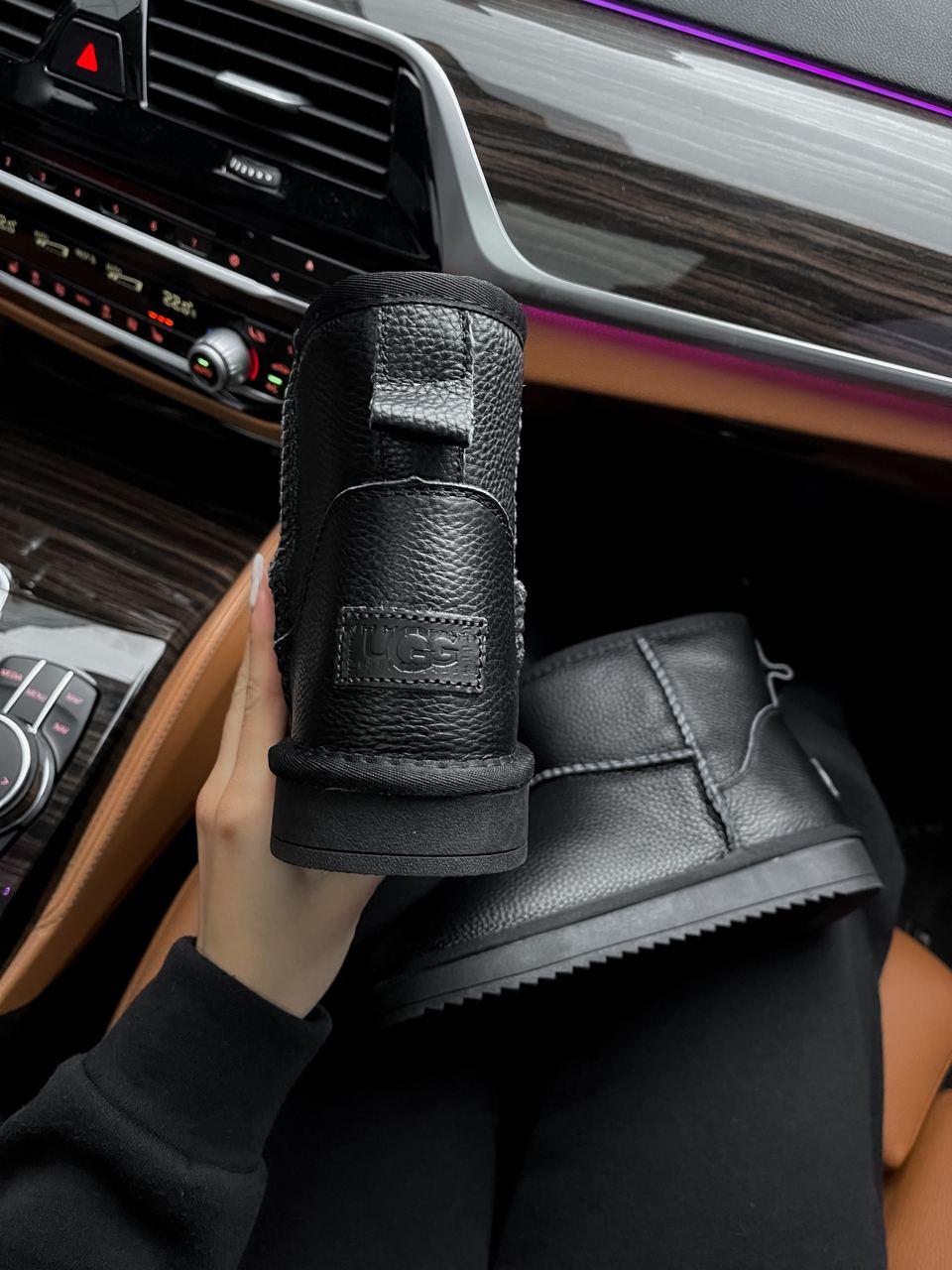 UGG Mini Black v2