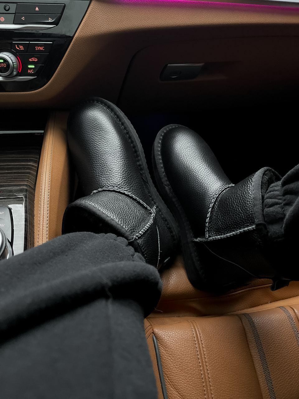 UGG Mini Black v2