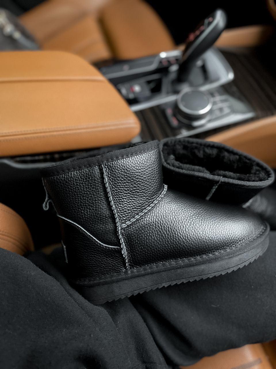 UGG Mini Black v2