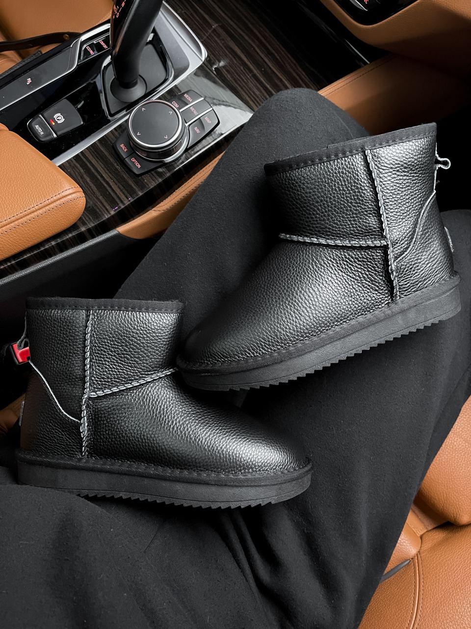 UGG Mini Black v2