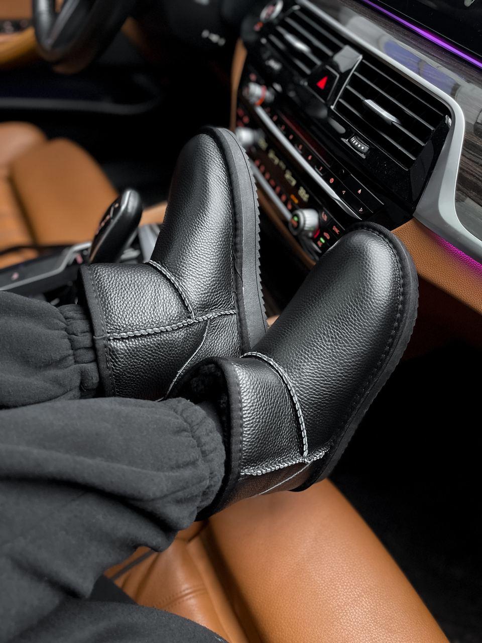 UGG Mini Black v2