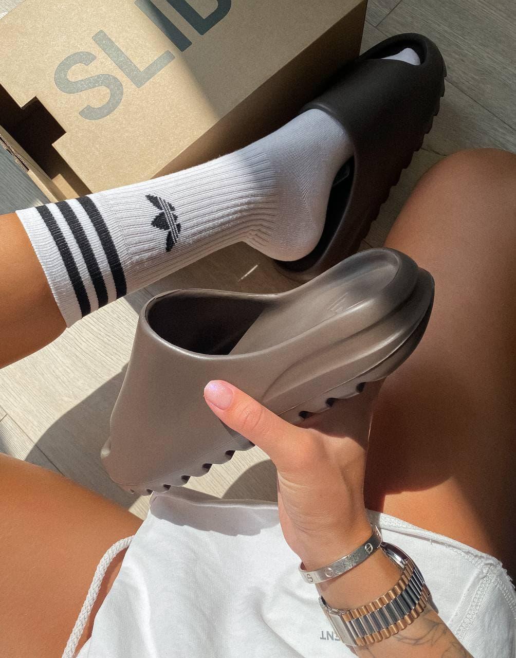 Adidas Yeezy Slide Earth Brown 1