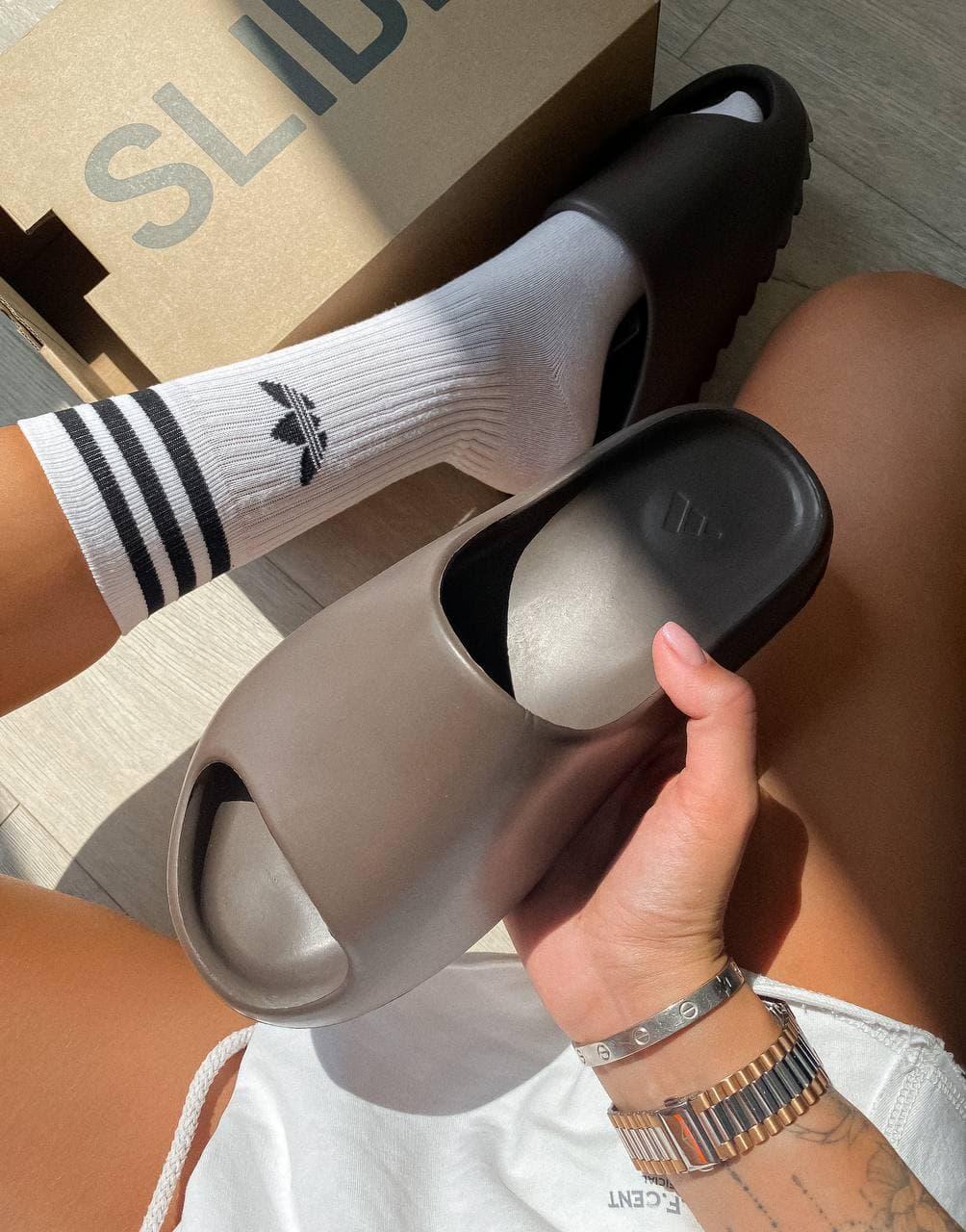 Adidas Yeezy Slide Earth Brown 1