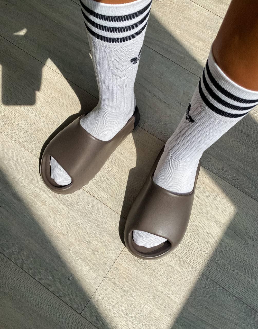 Adidas Yeezy Slide Earth Brown 1