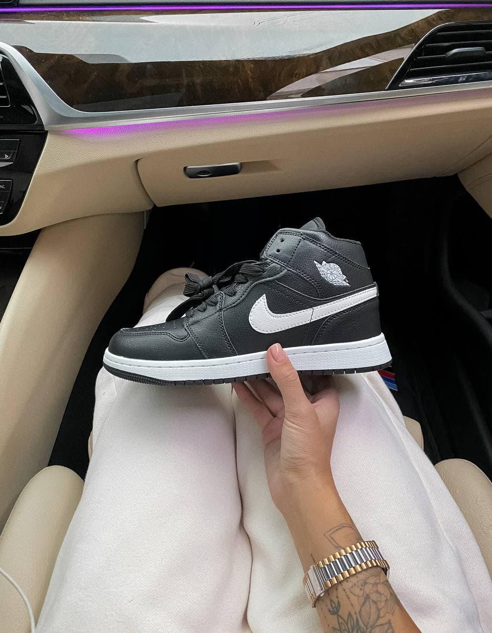 Nike Air Jordan Retro 1 Mid High Black White