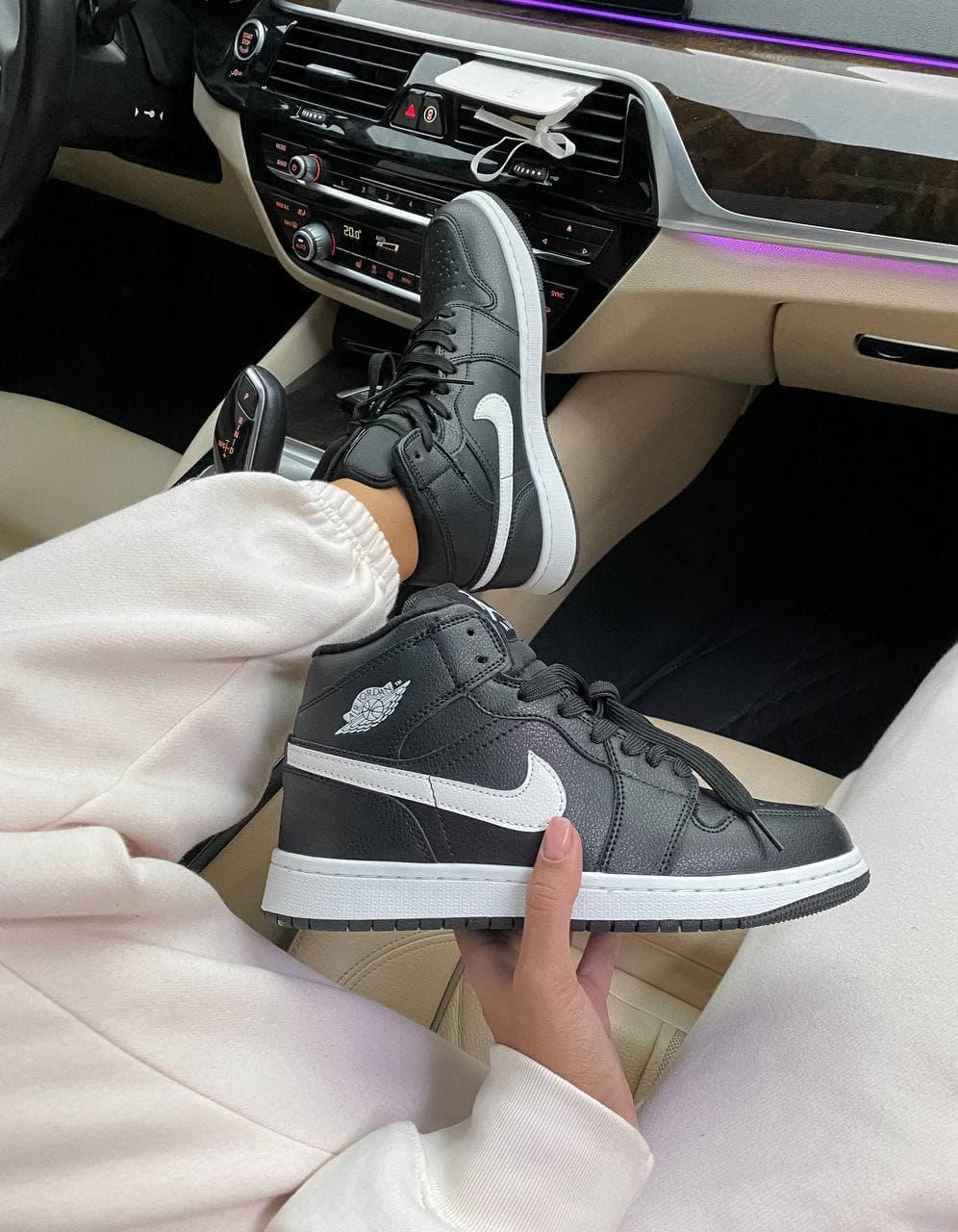 Nike Air Jordan Retro 1 Mid High Black White