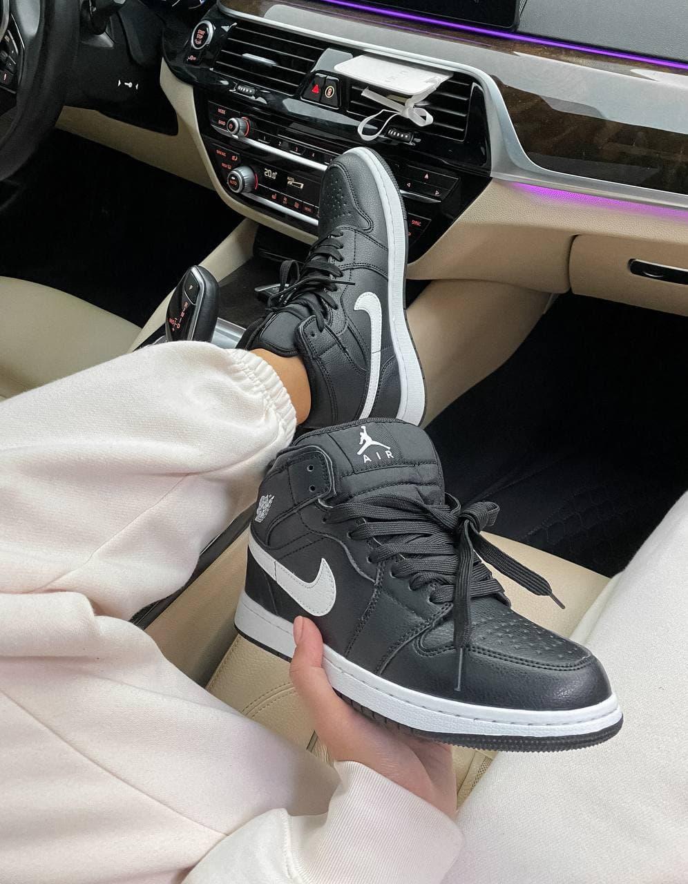 Nike Air Jordan Retro 1 Mid High Black White