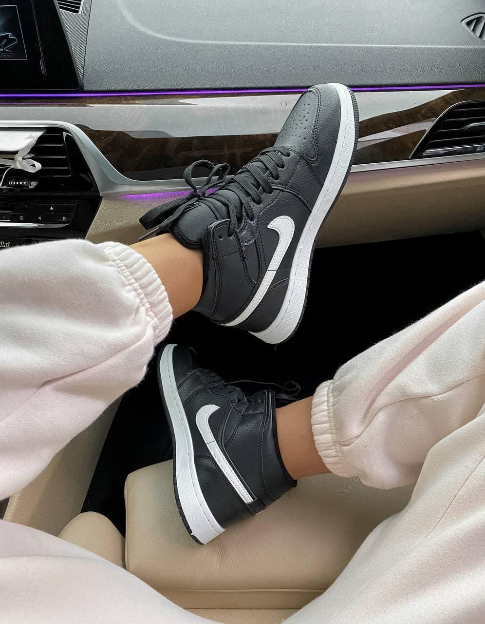 Nike Air Jordan Retro 1 Mid High Black White