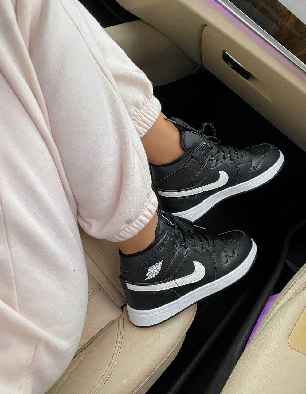 Nike Air Jordan Retro 1 Mid High Black White