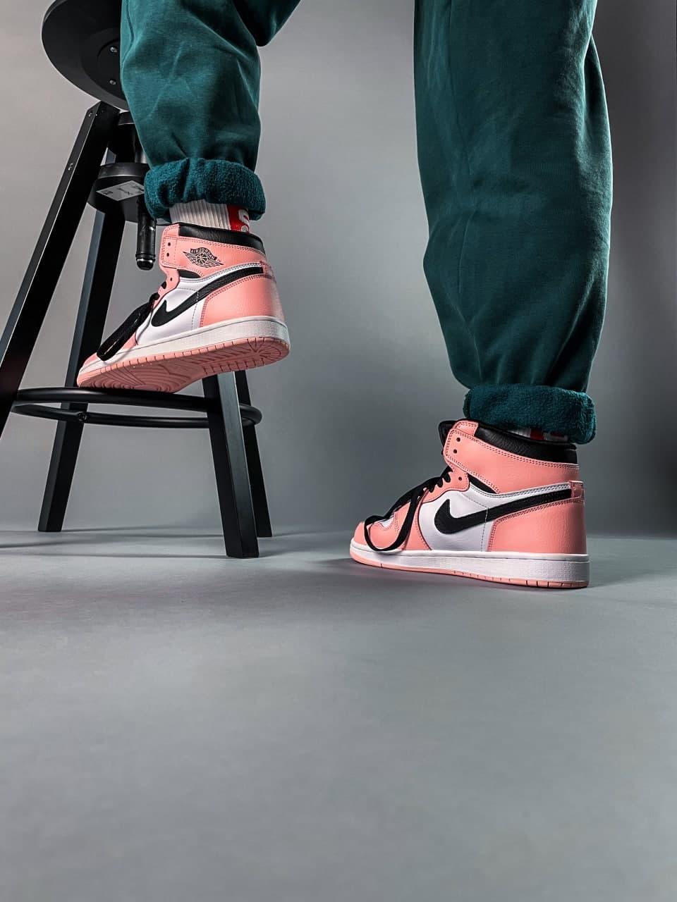 Nike Air Jordan 1 Retro High Pink «Black Logo» 1