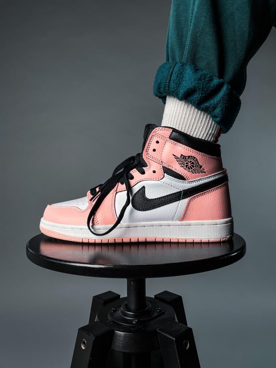 Nike Air Jordan 1 Retro High Pink «Black Logo» 1