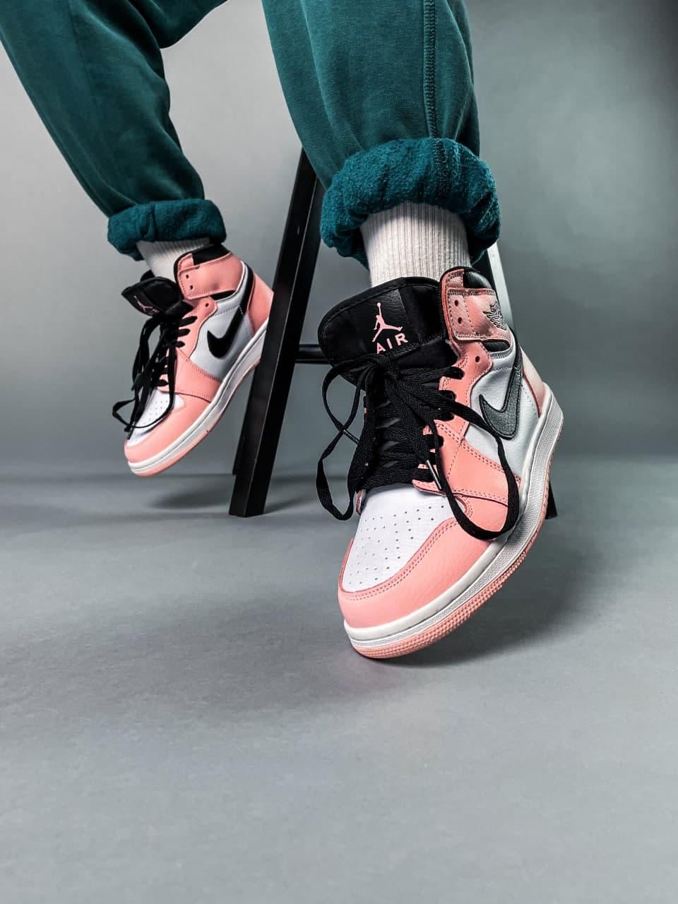 Nike Air Jordan 1 Retro High Pink «Black Logo» 1