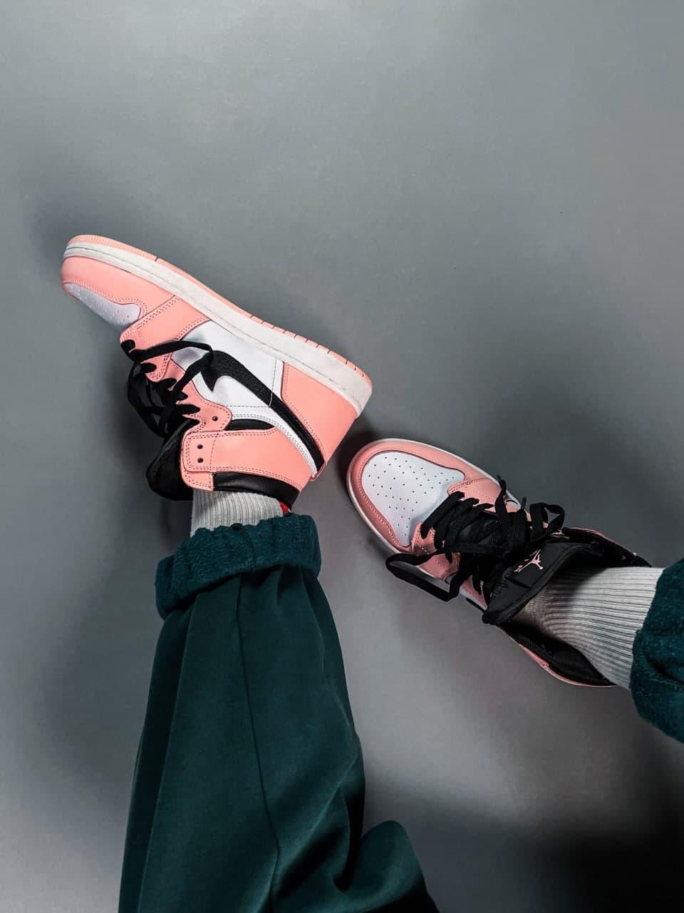 Nike Air Jordan 1 Retro High Pink «Black Logo» 1