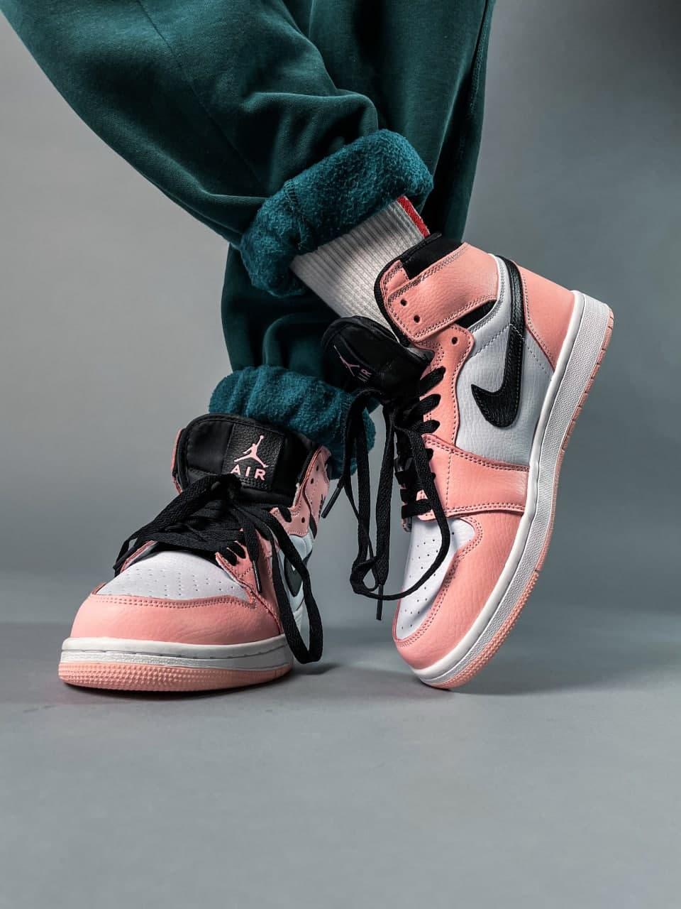 Nike Air Jordan 1 Retro High Pink «Black Logo» 1