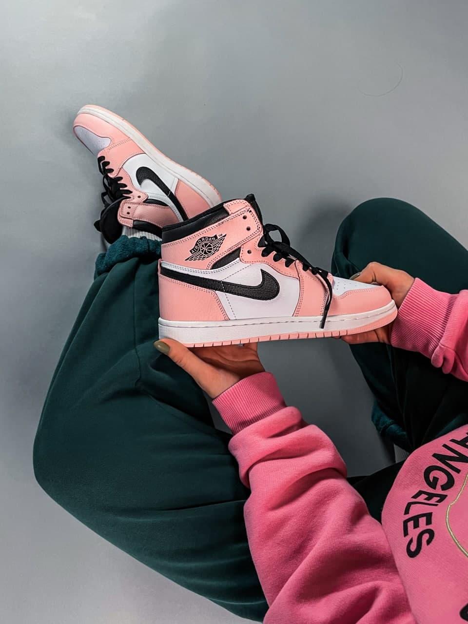 Nike Air Jordan 1 Retro High Pink «Black Logo» 1