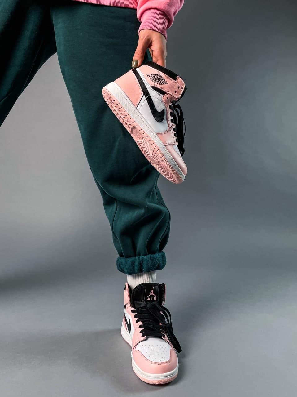 Nike Air Jordan 1 Retro High Pink «Black Logo» 1