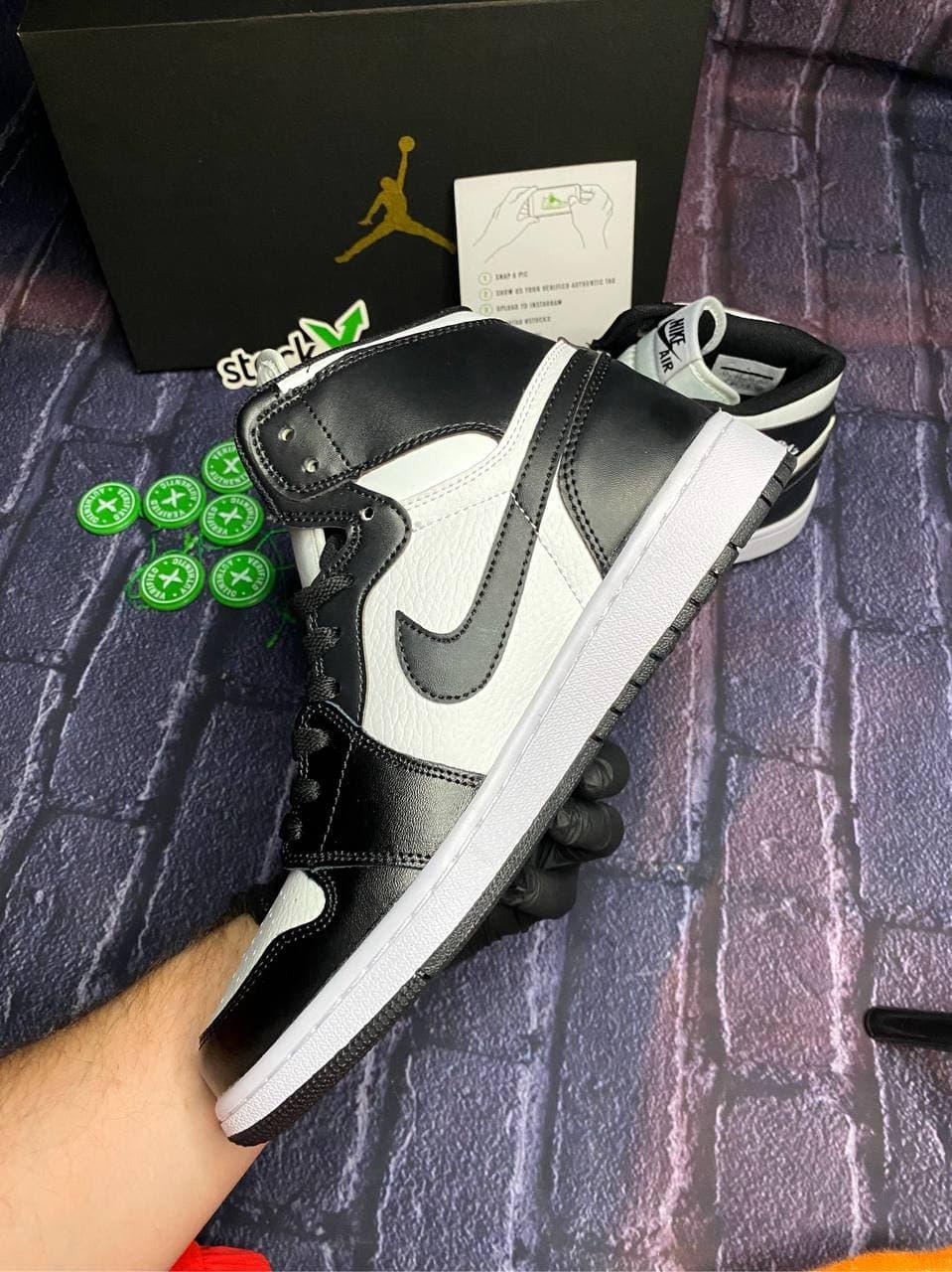 Nike Air Jordan 1 Retro Mid Black White