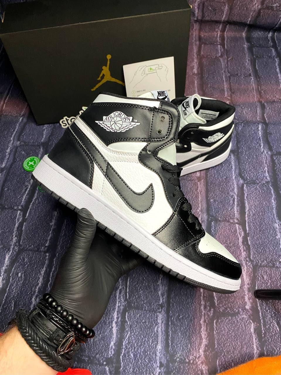 Nike Air Jordan 1 Retro Mid Black White