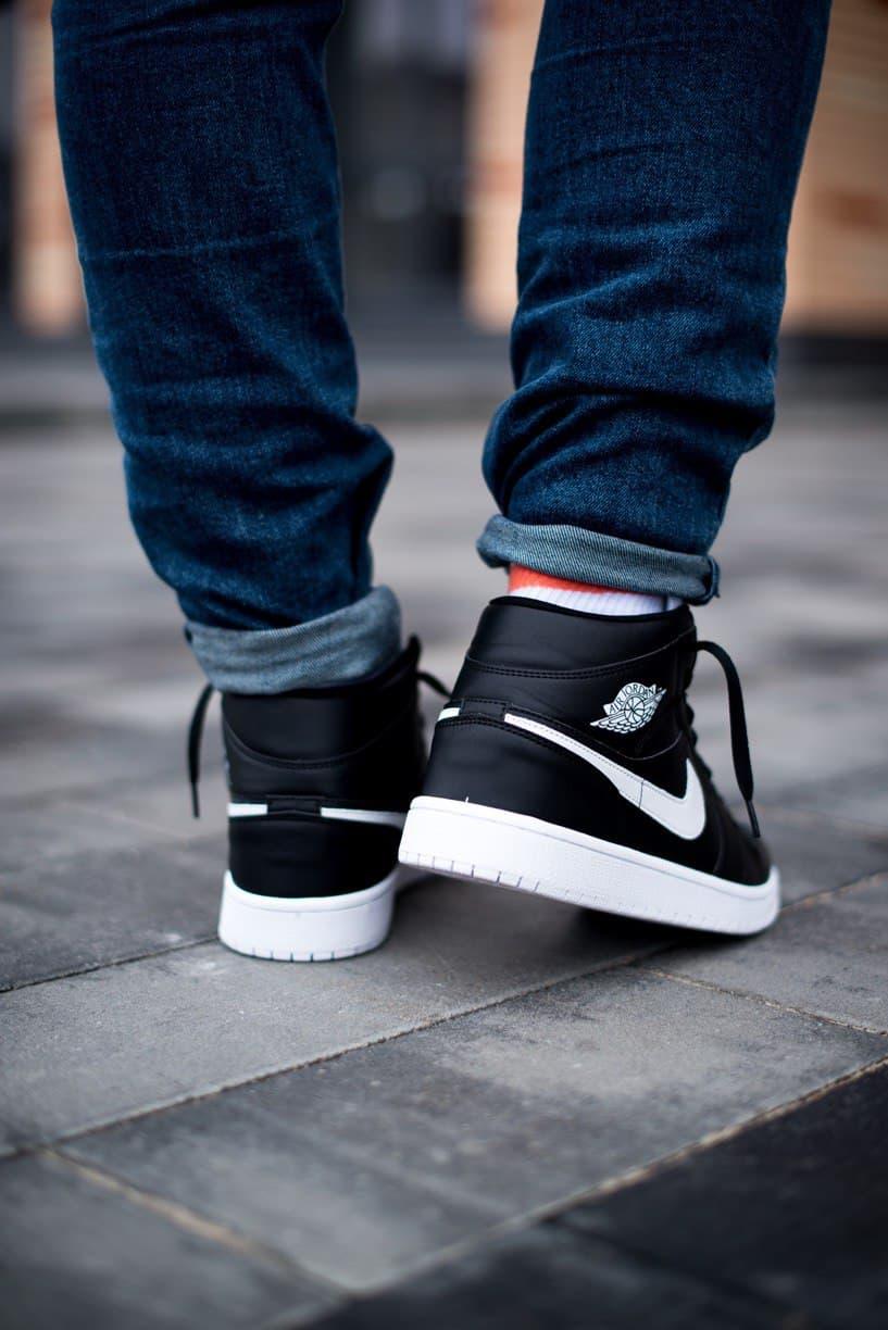 Jordan Retro 1 High Black White