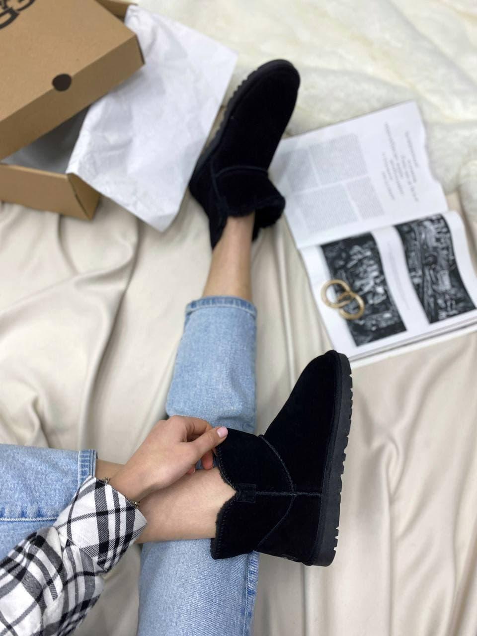 UGG Mini Bailey Button Black