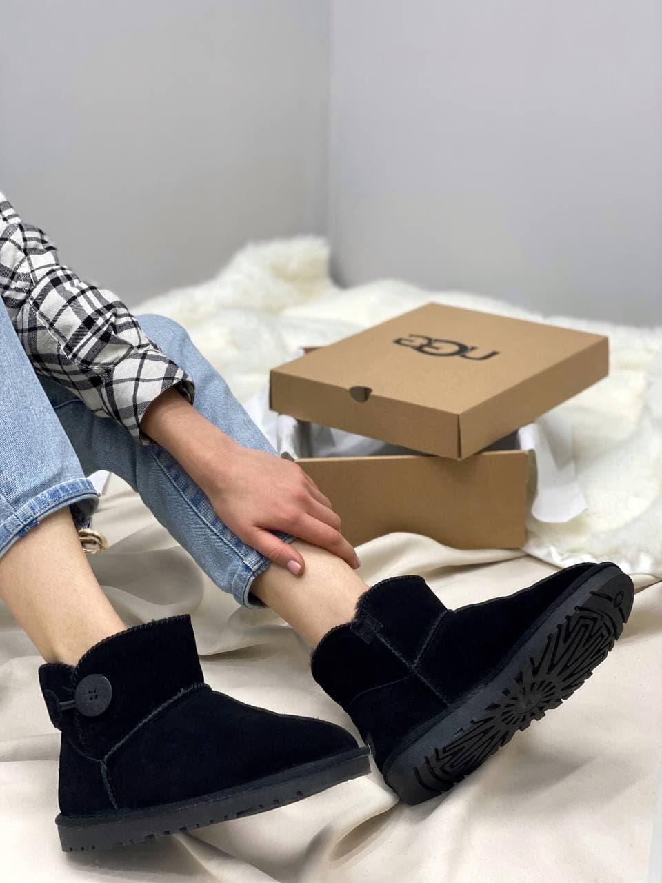 UGG Mini Bailey Button Black