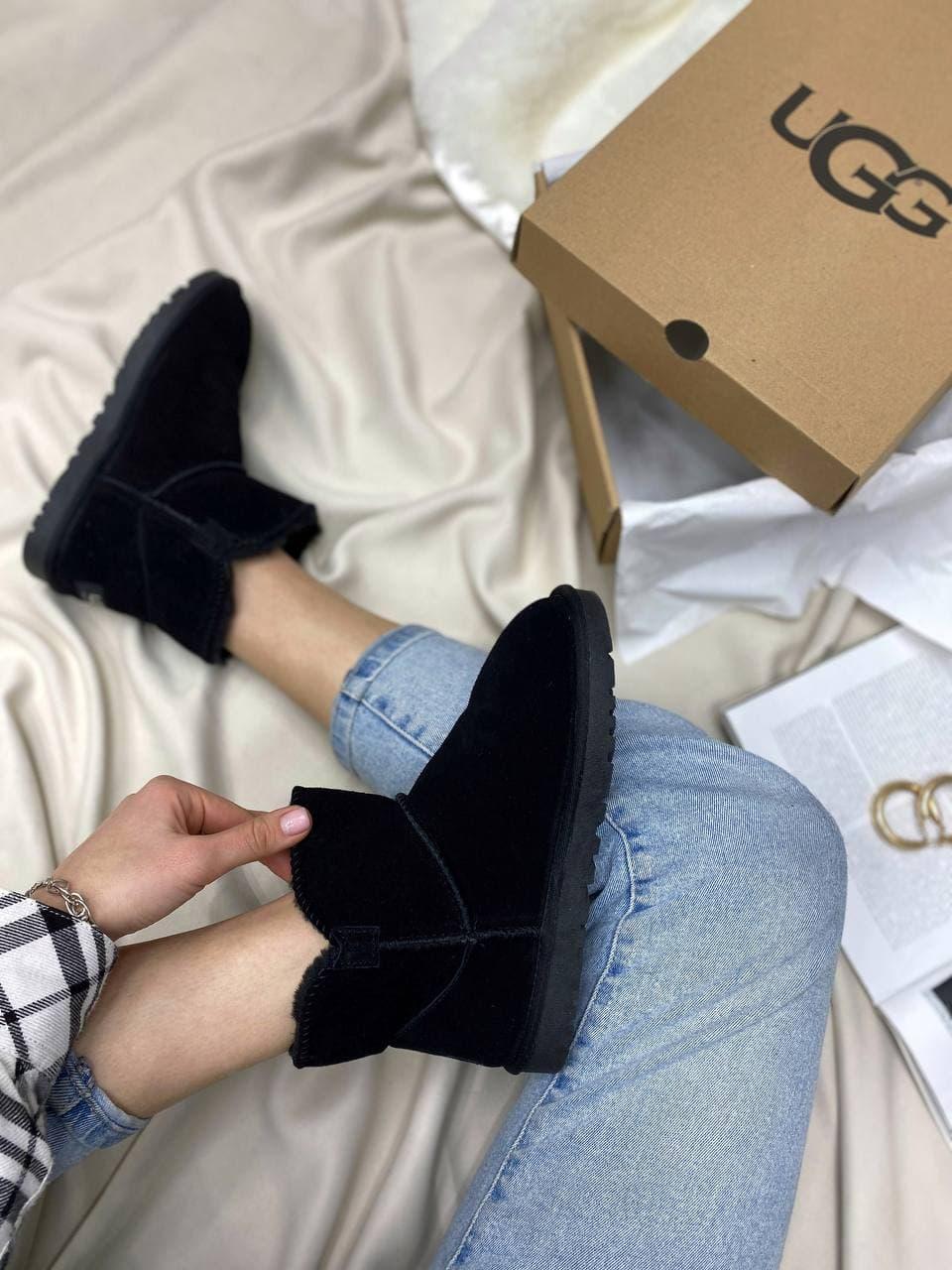 UGG Mini Bailey Button Black