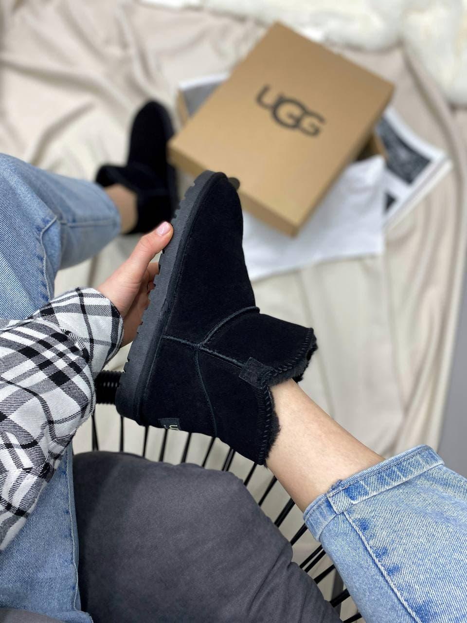 UGG Mini Bailey Button Black