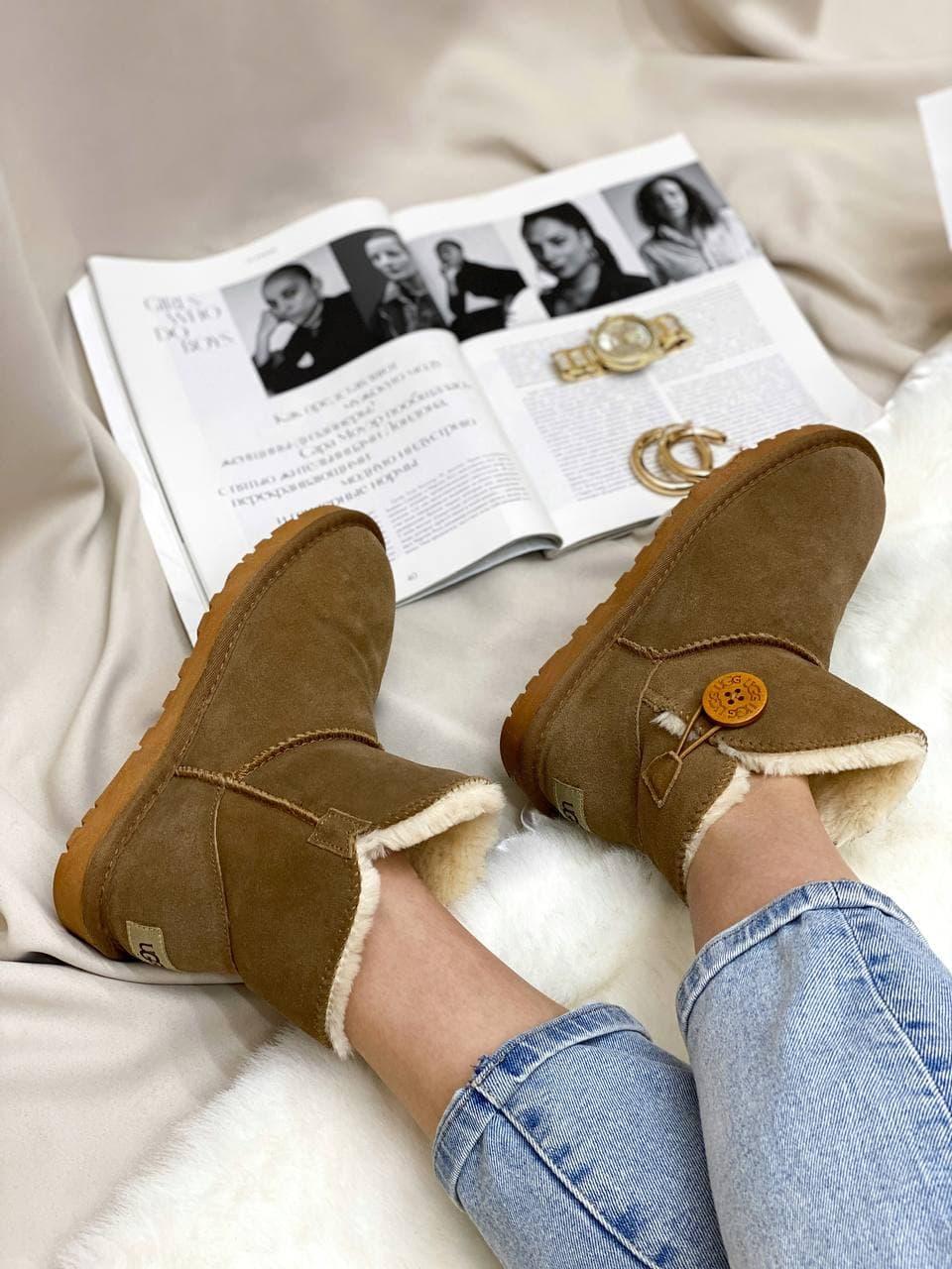 UGG Mini Bailey Button Beige