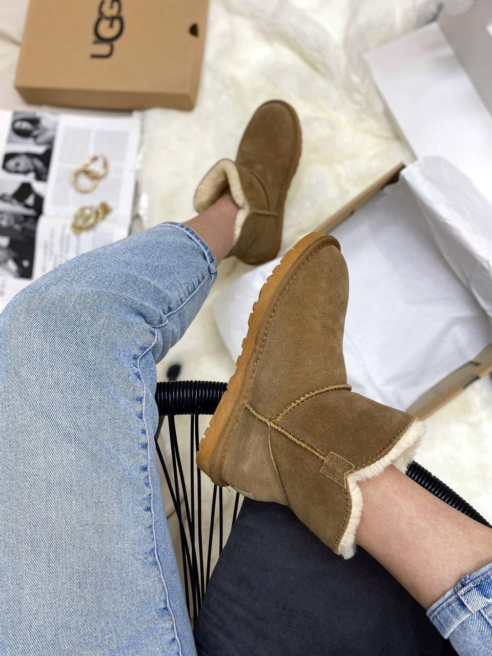 UGG Mini Bailey Button Beige