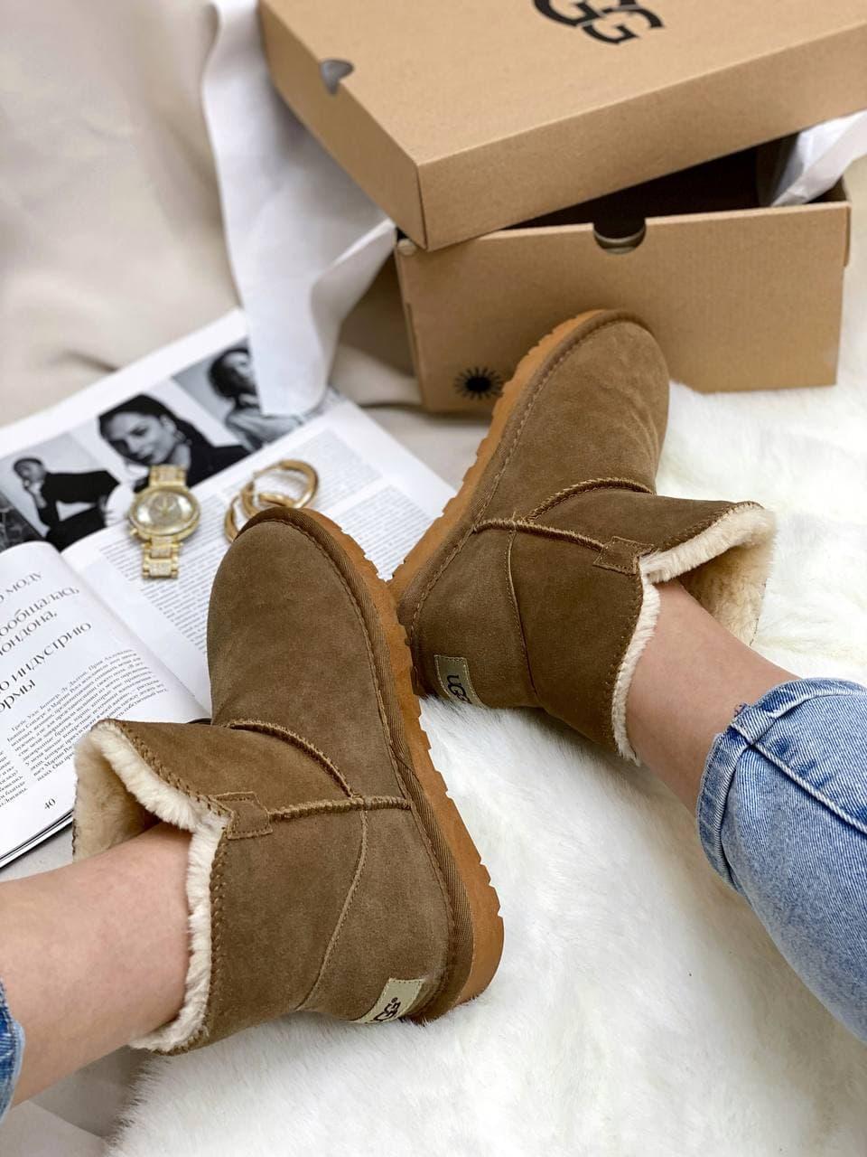 UGG Mini Bailey Button Beige