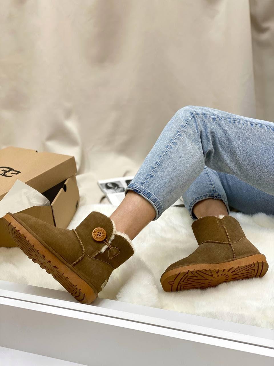 UGG Mini Bailey Button Beige