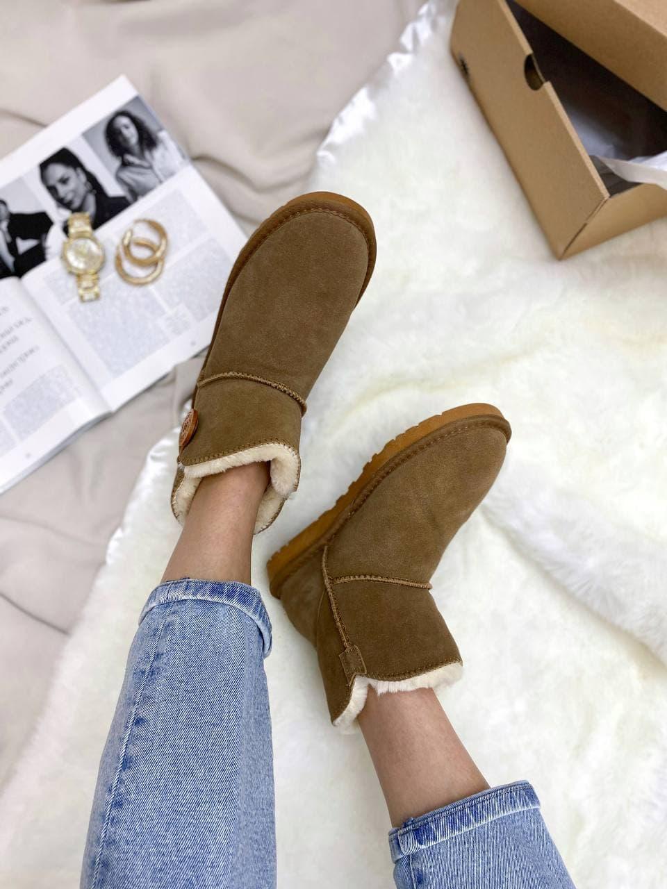 UGG Mini Bailey Button Beige