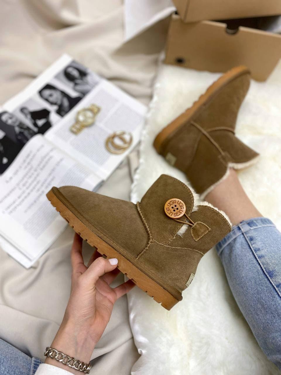 UGG Mini Bailey Button Beige