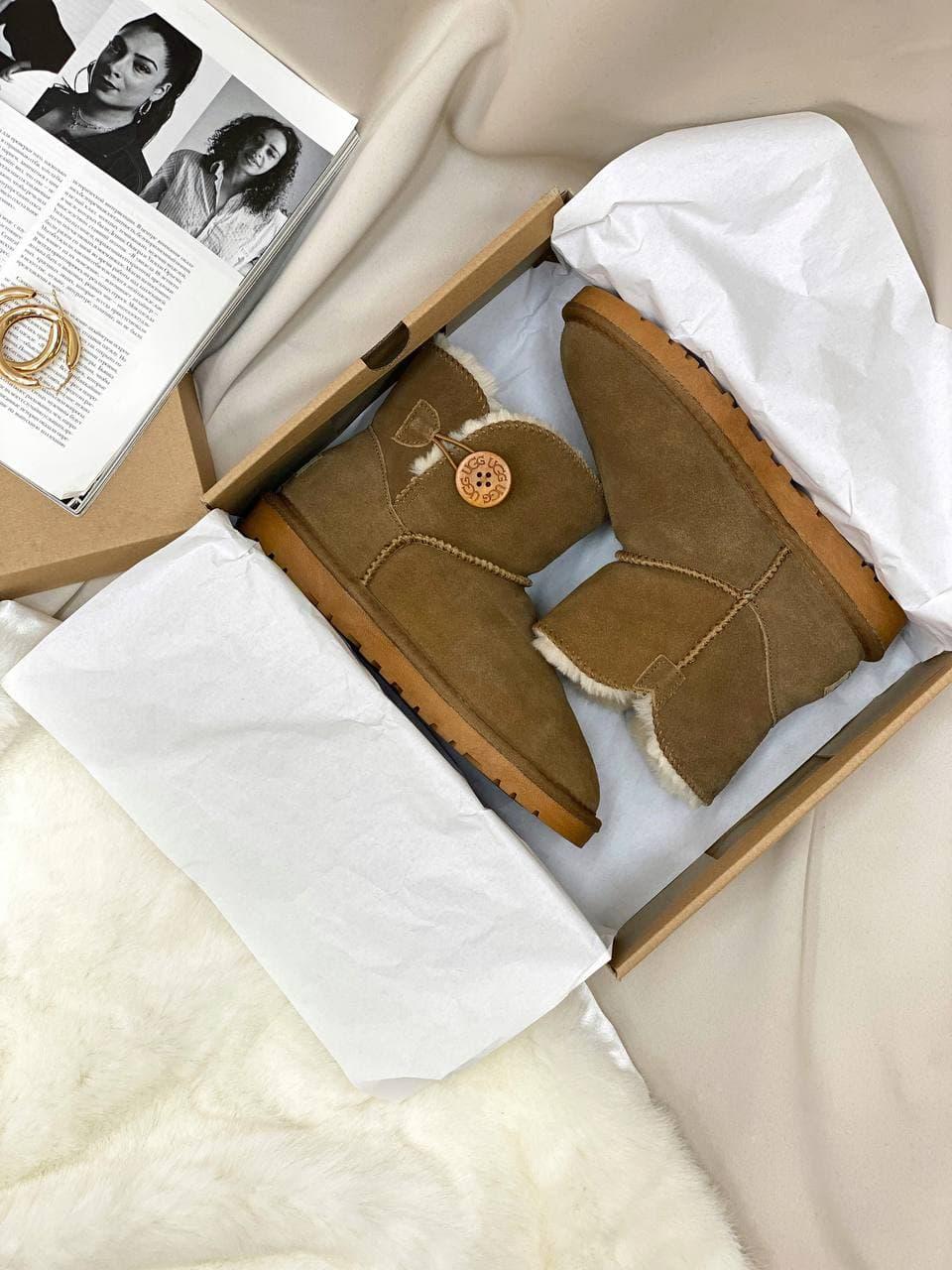 UGG Mini Bailey Button Beige