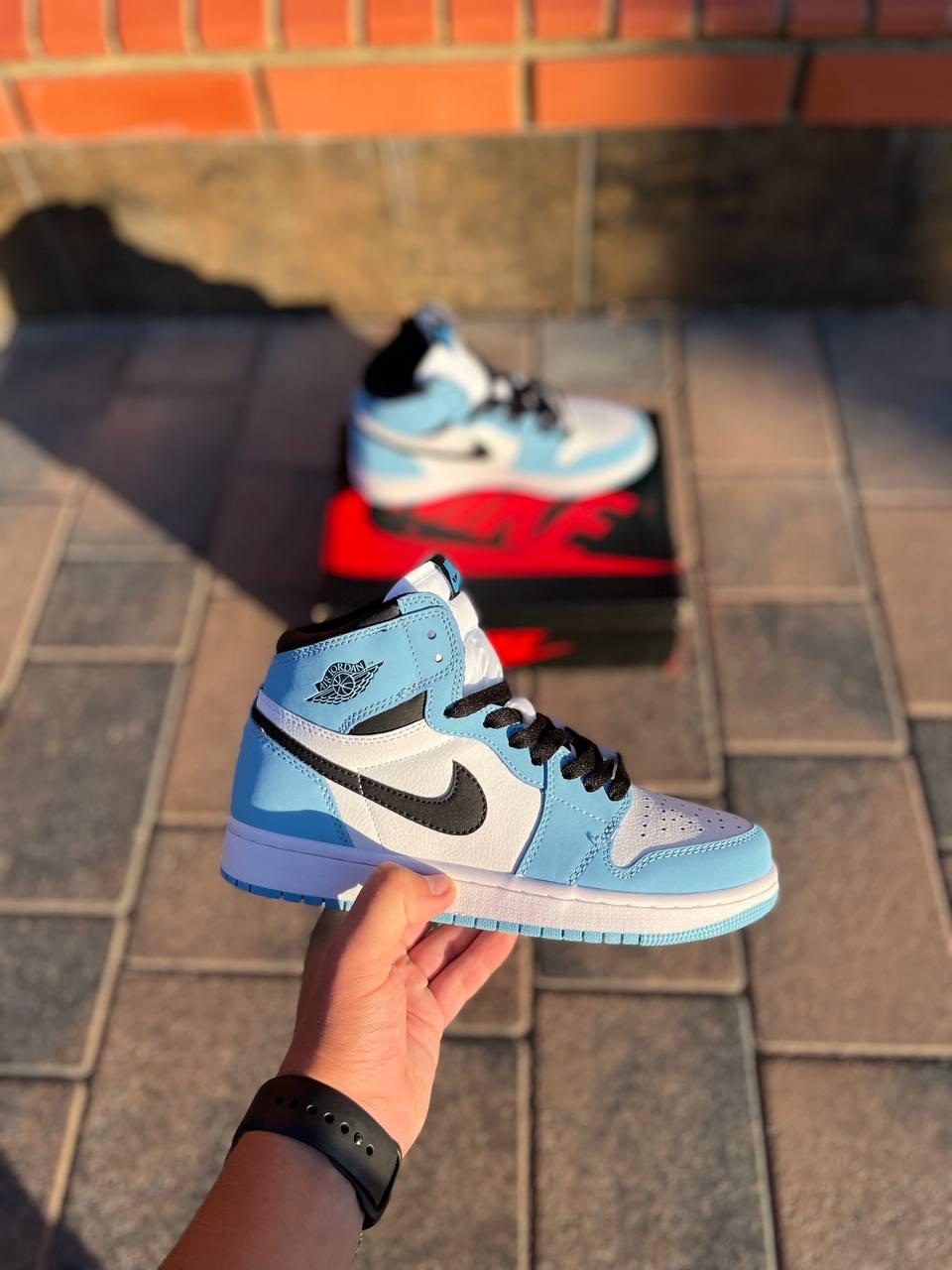 Nike Air Jordan 1 Retro High Light University Blue