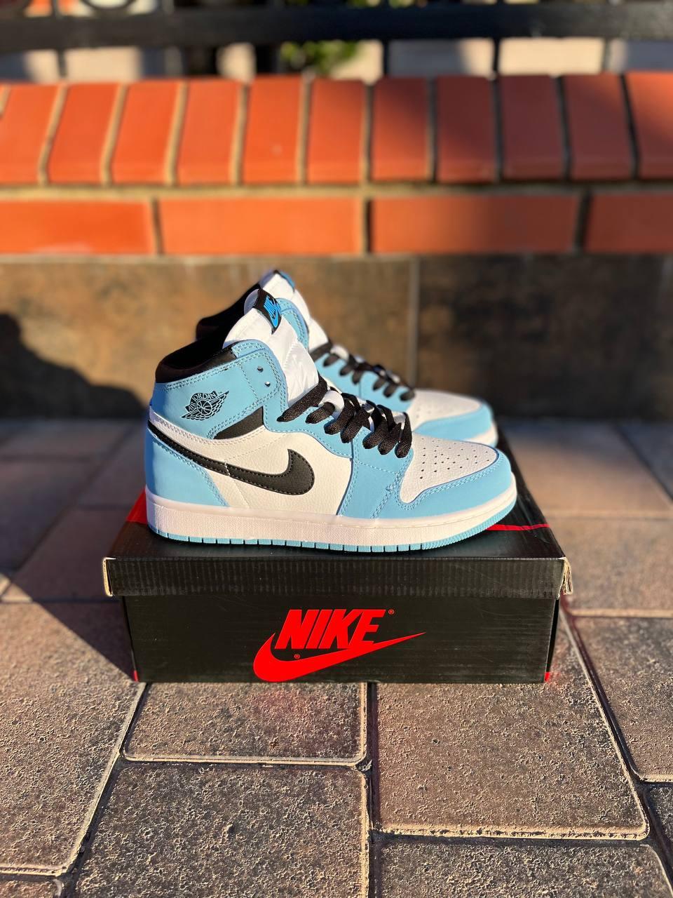 Nike Air Jordan 1 Retro High Light University Blue