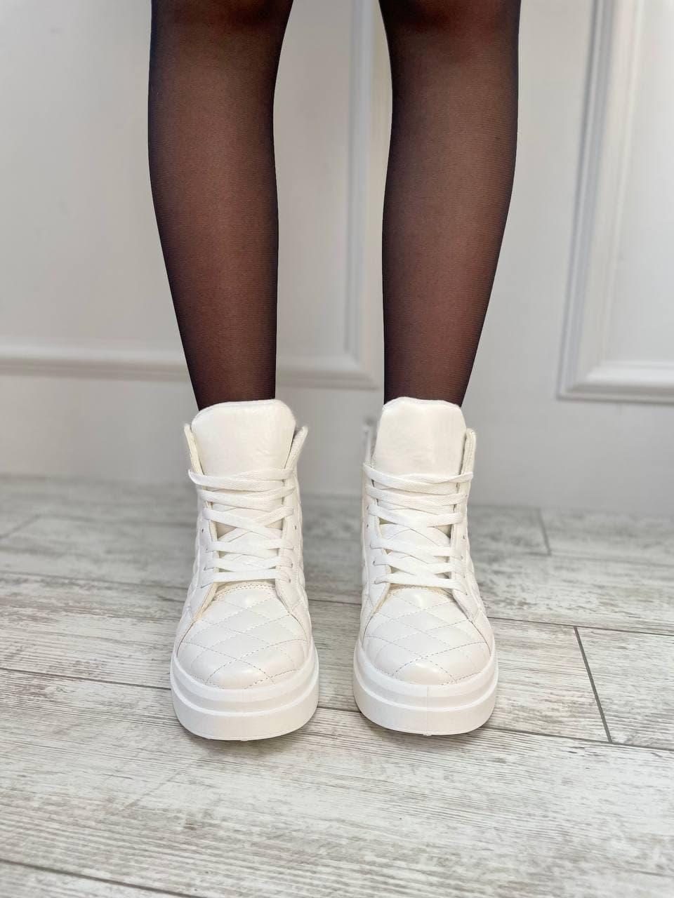 Boots Winter White 2
