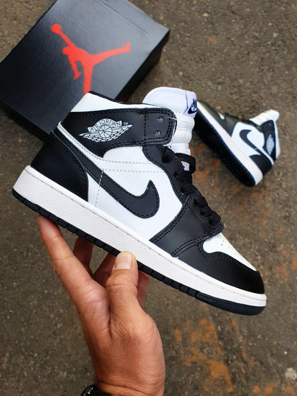 Nike Air Jordan 1 Retro Mid Black White v2