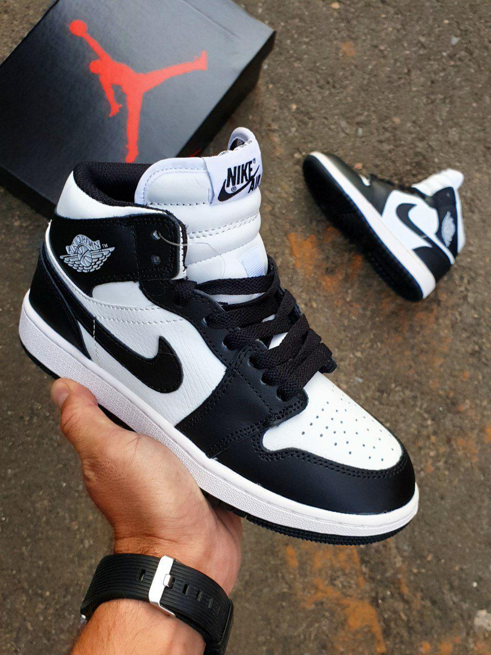 Nike Air Jordan 1 Retro Mid Black White v2
