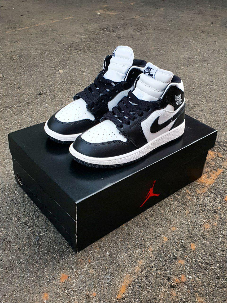 Nike Air Jordan 1 Retro Mid Black White v2