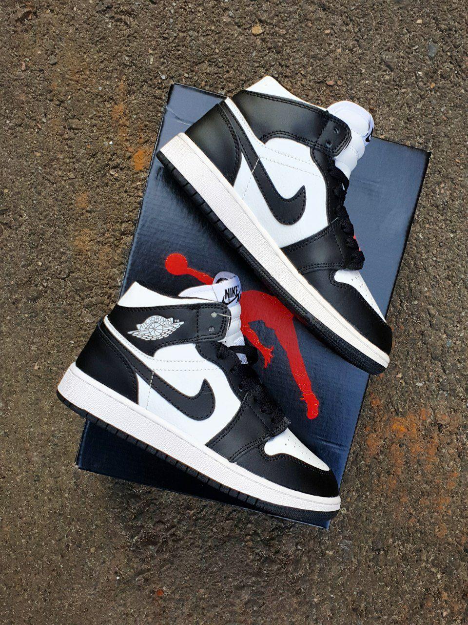 Nike Air Jordan 1 Retro Mid Black White v2